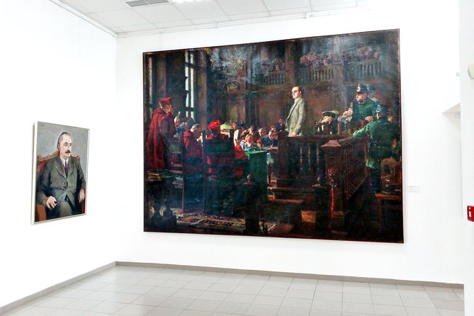 Self-guided Tour in the Museum of Socialist Art - Timing it right: opening hours and where you start