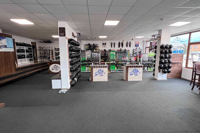Ski and Snowboard Rental in Bansko - The gear setup: 350 pairs and comfort that actually matters